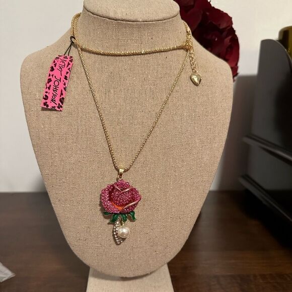 🆕 BETSEY JOHNSON  PINK ROSE CRYSTAL PEARL & ENAMEL PENDANT CHAIN NECKLACE - Picture 1 of 3